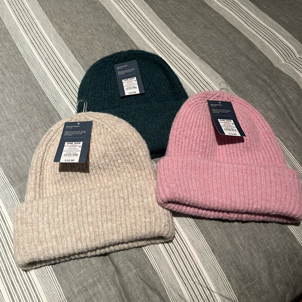 Target Universal Thread Women's beanie (3) NWT $25